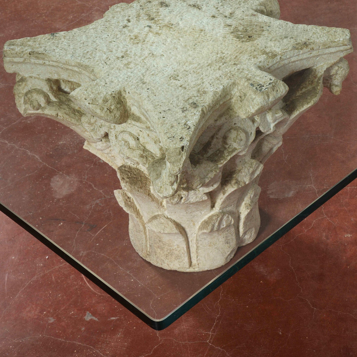 Tavolino salotto capitello in pietra bianco con piccole mancanze grande piano spesso in vetro