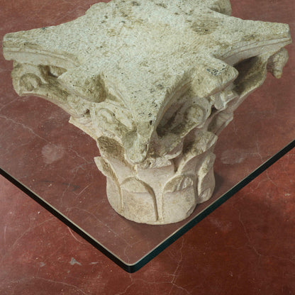 Tavolino salotto capitello in pietra bianco con piccole mancanze grande piano spesso in vetro
