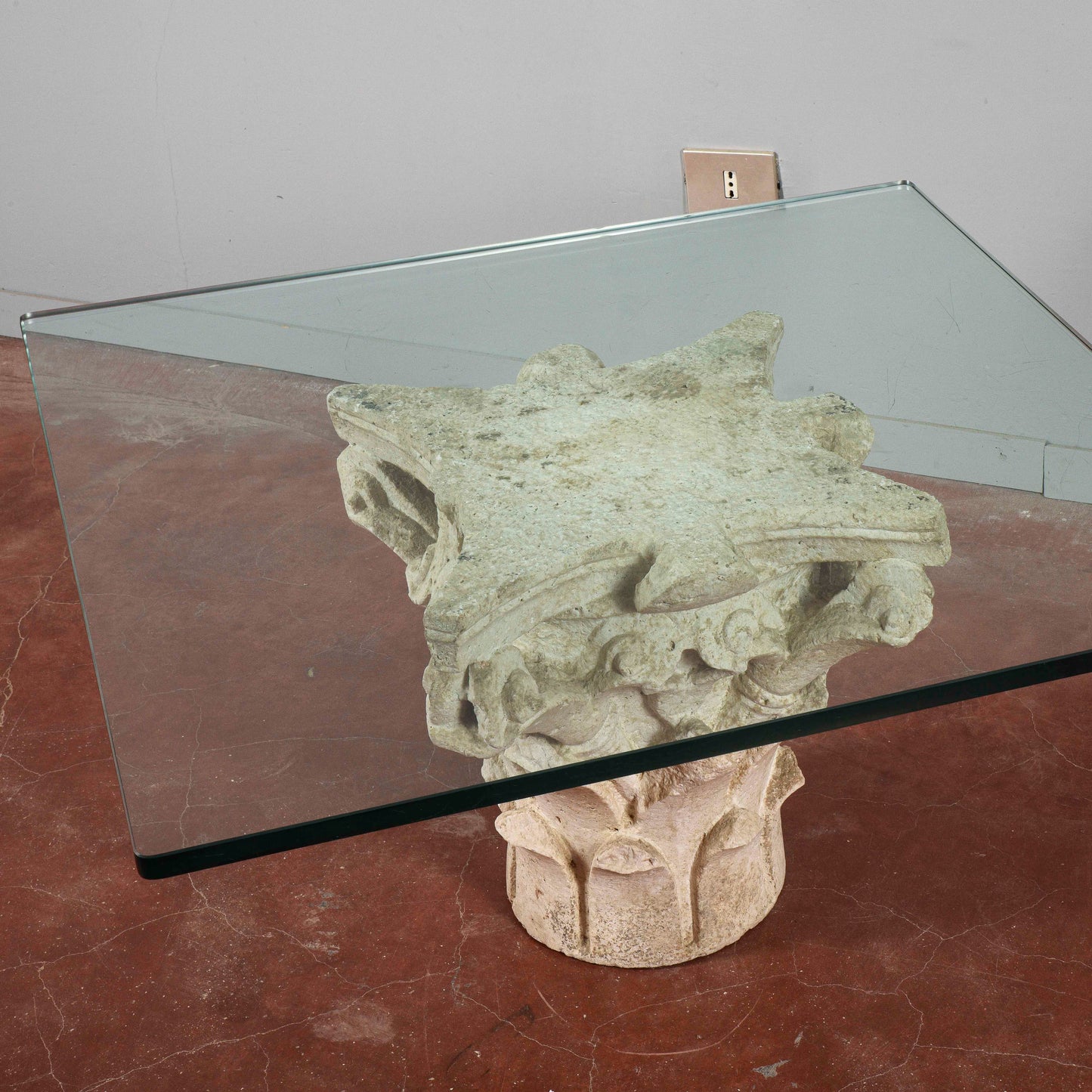 Tavolino salotto capitello in pietra bianco con piccole mancanze grande piano spesso in vetro