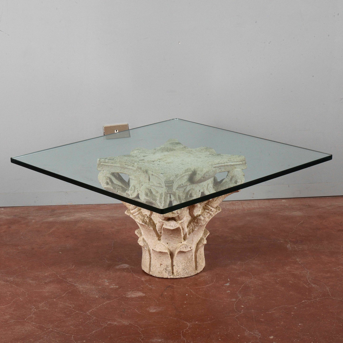 Tavolino salotto capitello in pietra bianco con piccole mancanze grande piano spesso in vetro