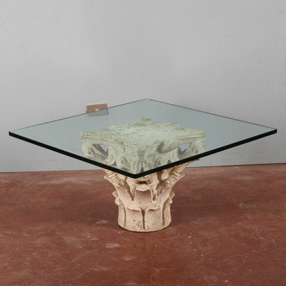 Tavolino salotto capitello in pietra bianco con piccole mancanze grande piano spesso in vetro