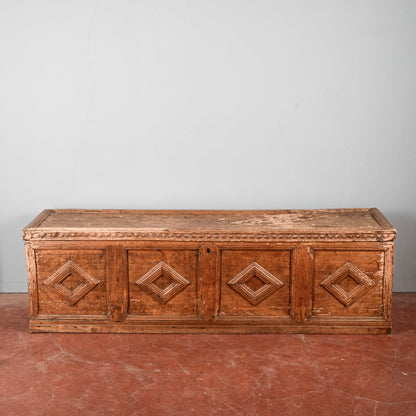Cassa in abete epoca 500 con cornici a rombo