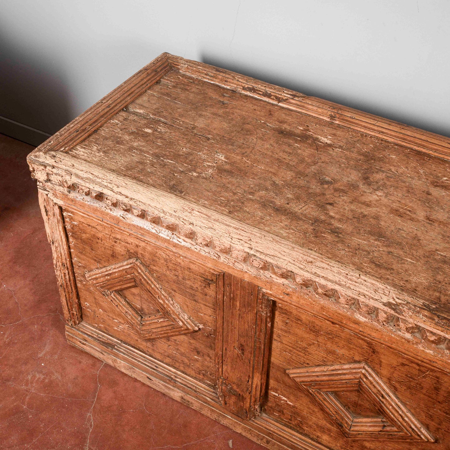 Cassa in abete epoca 500 con cornici a rombo