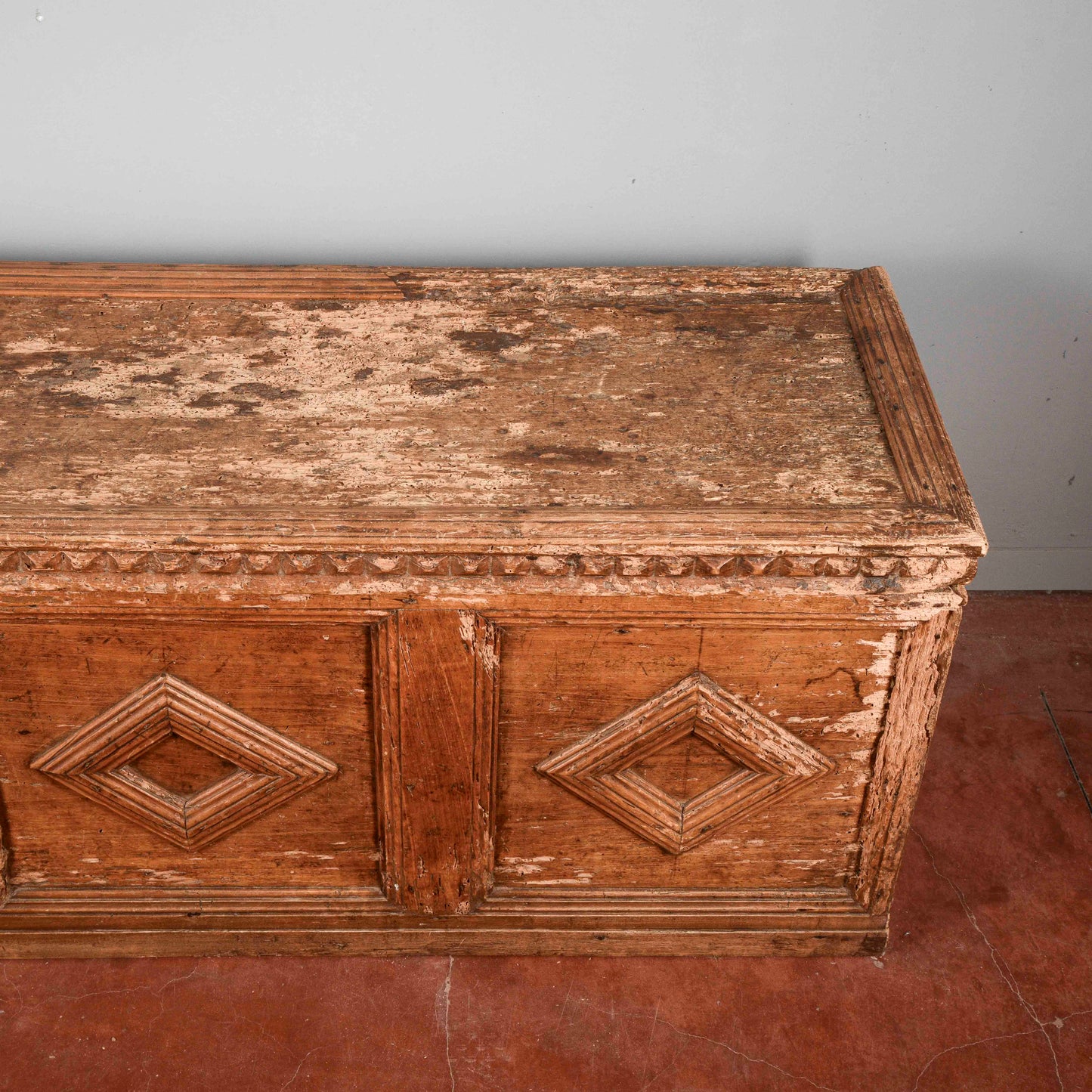 Cassa in abete epoca 500 con cornici a rombo