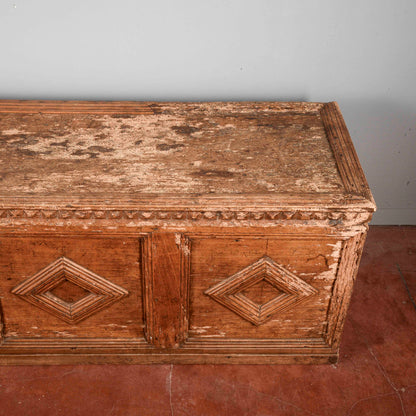 Cassa in abete epoca 500 con cornici a rombo