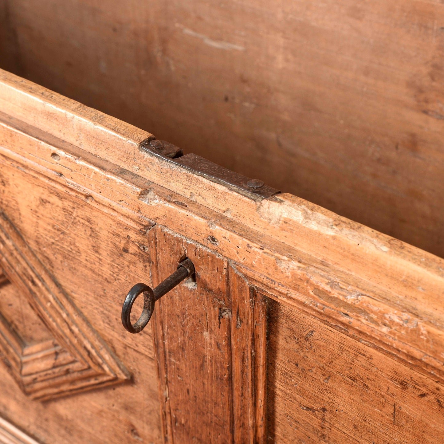 Cassa in abete epoca 500 con cornici a rombo