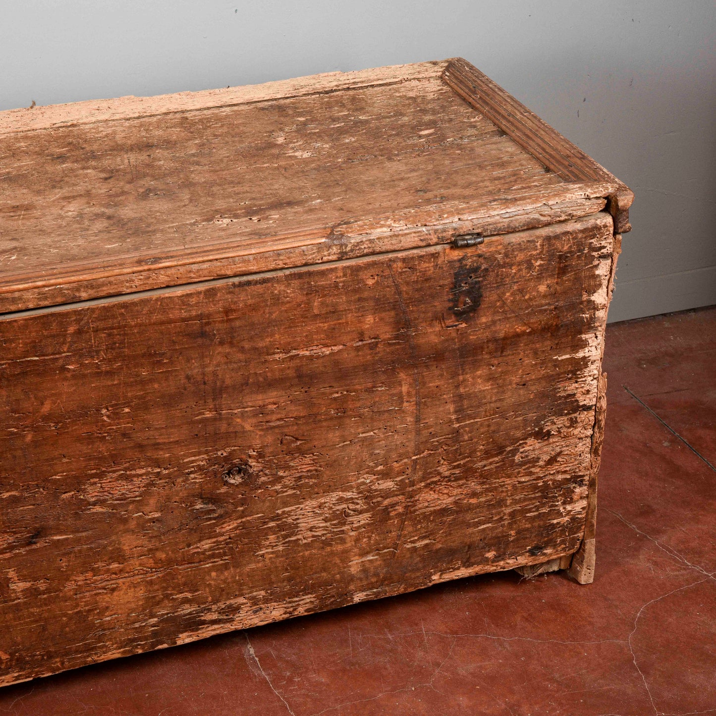 Cassa in abete epoca 500 con cornici a rombo