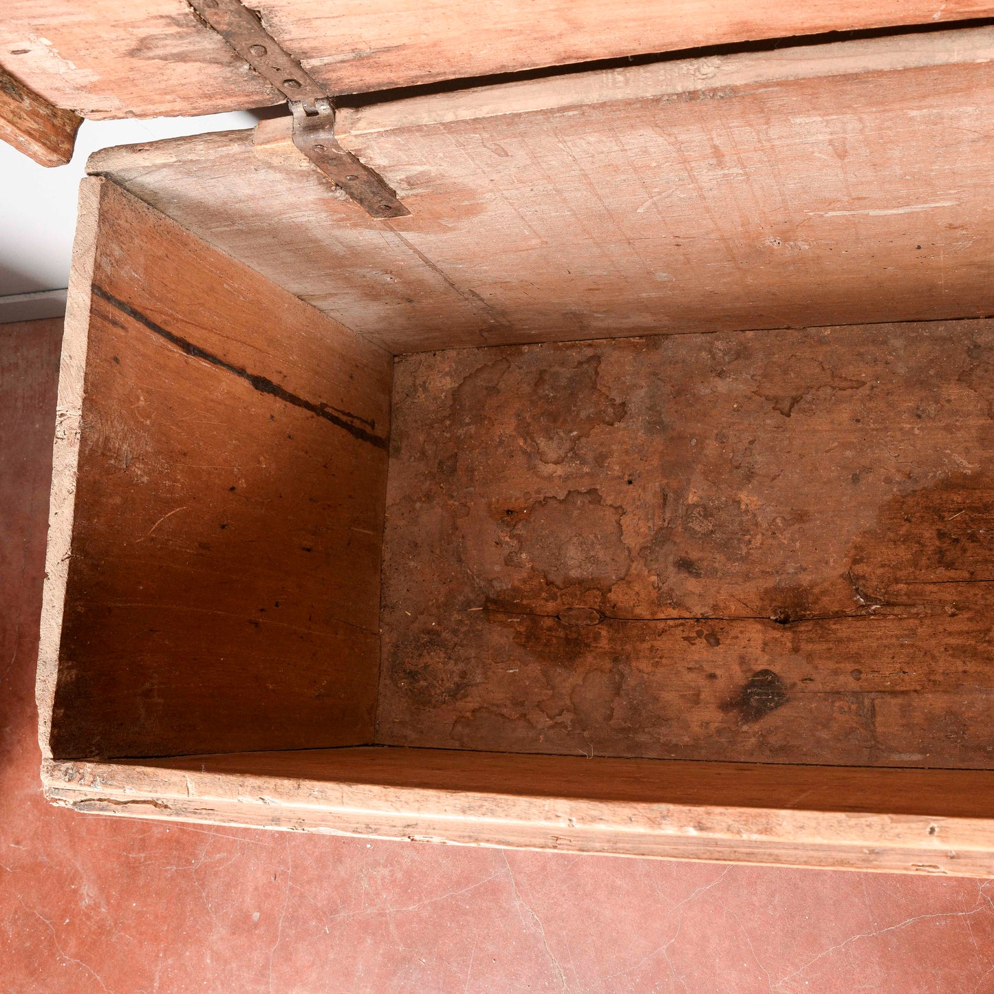 Cassa in abete epoca 500 con cornici a rombo