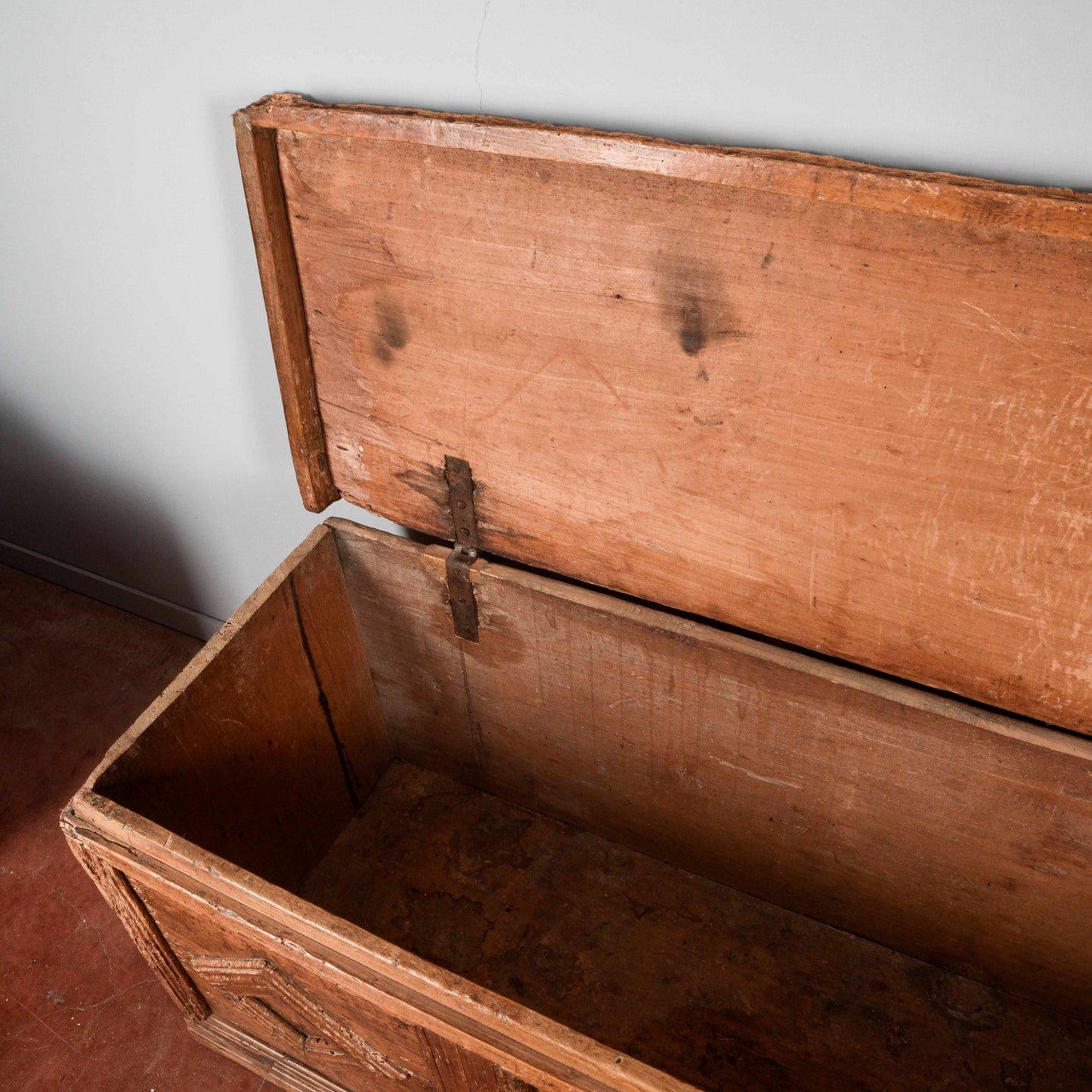 Cassa in abete epoca 500 con cornici a rombo