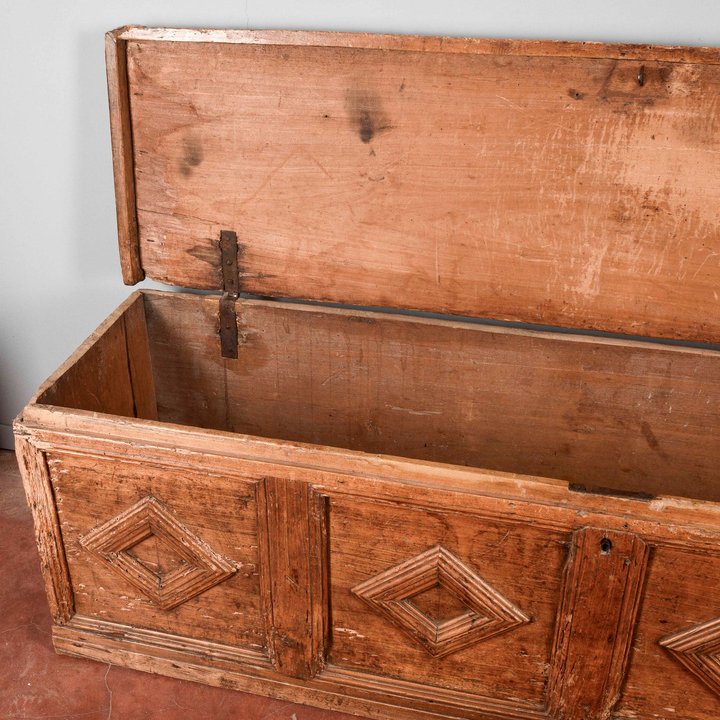 Cassa in abete epoca 500 con cornici a rombo