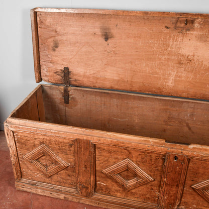 Cassa in abete epoca 500 con cornici a rombo