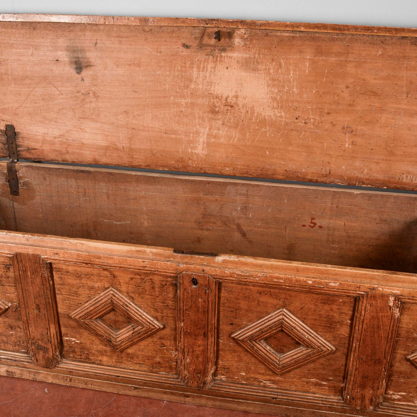 Cassa in abete epoca 500 con cornici a rombo