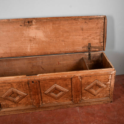 Cassa in abete epoca 500 con cornici a rombo