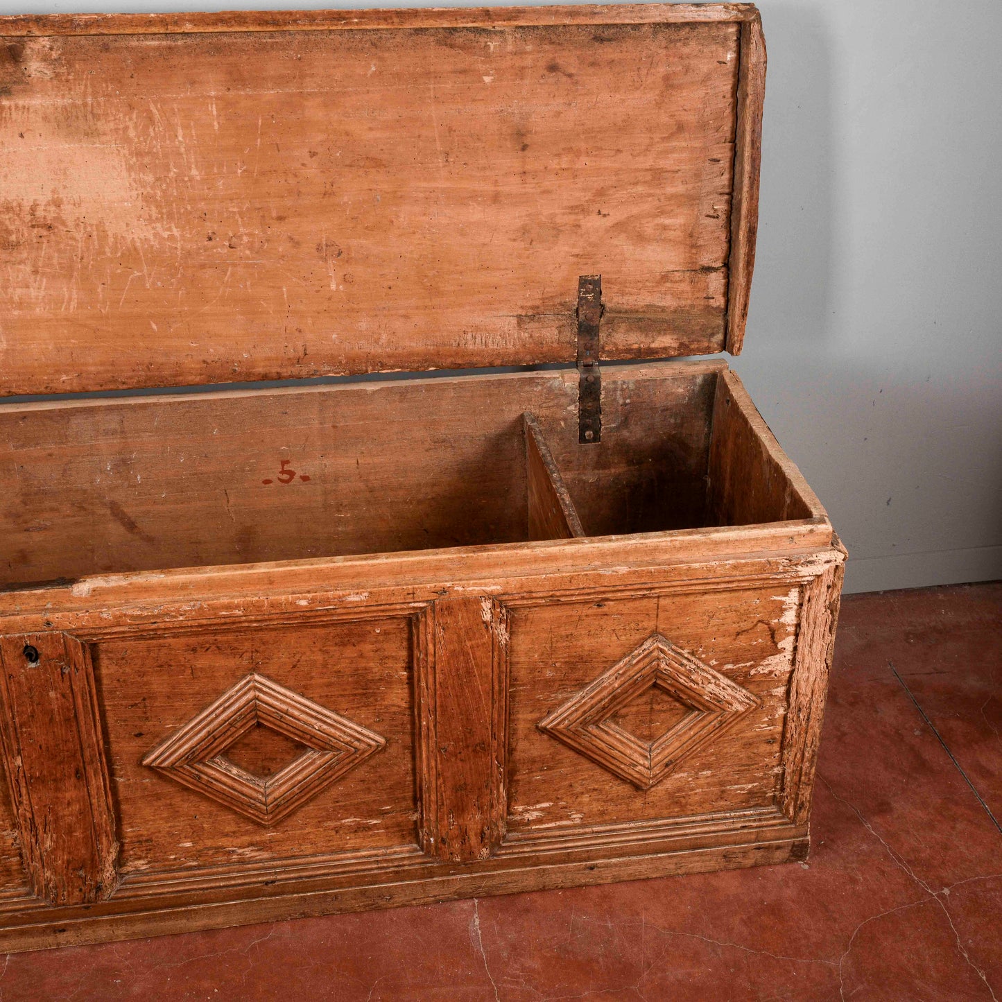 Cassa in abete epoca 500 con cornici a rombo