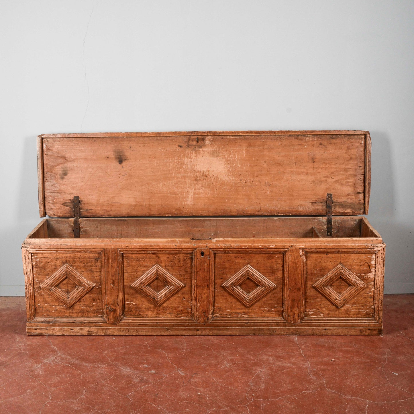 Cassa in abete epoca 500 con cornici a rombo