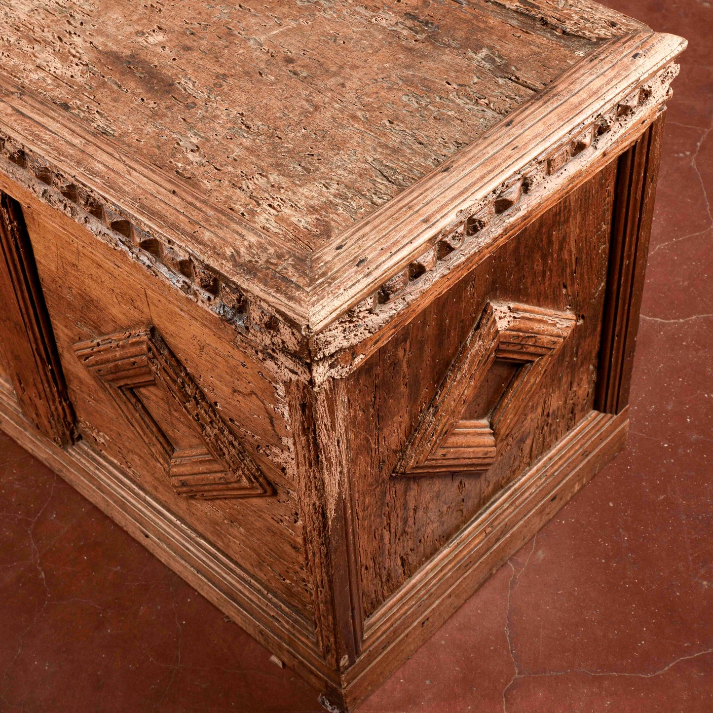 Cassa in abete epoca 500 con cornici a rombo