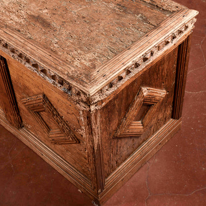 Cassa in abete epoca 500 con cornici a rombo