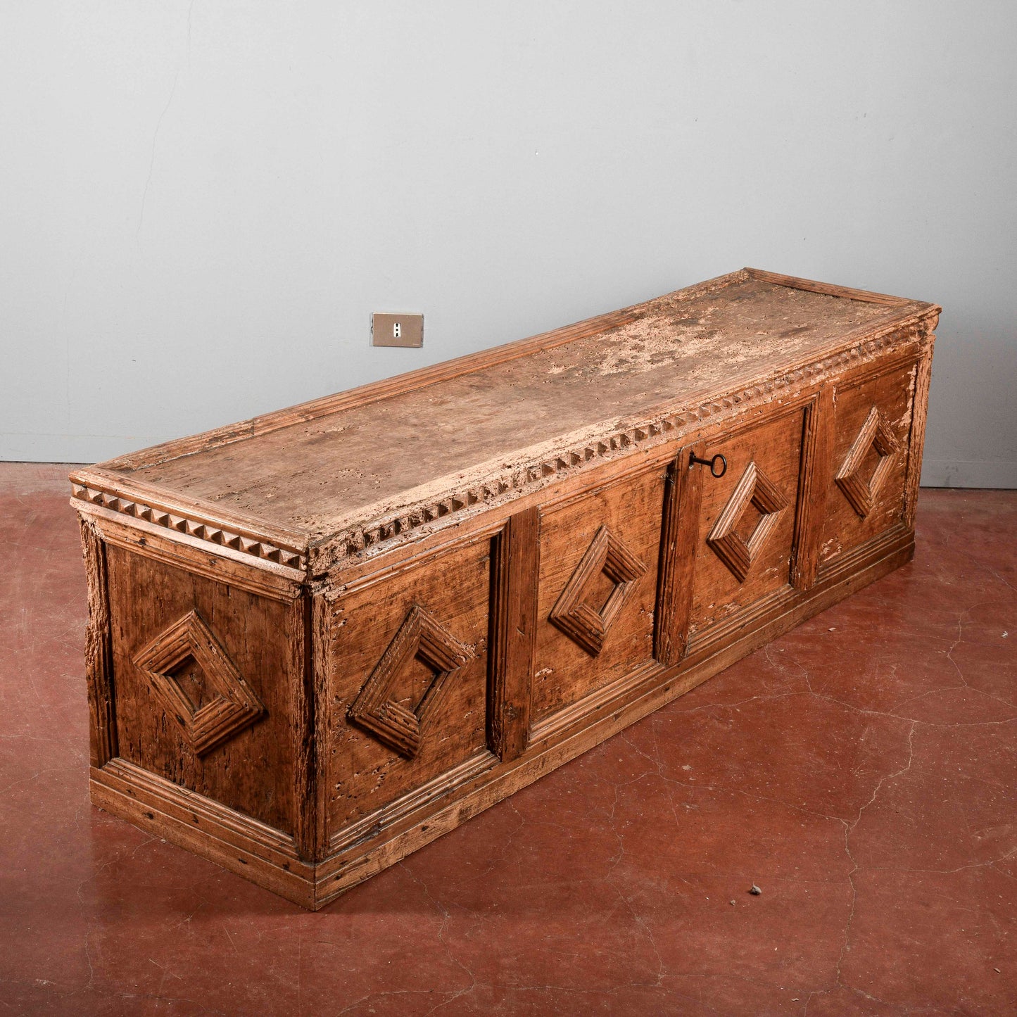 Cassa in abete epoca 500 con cornici a rombo