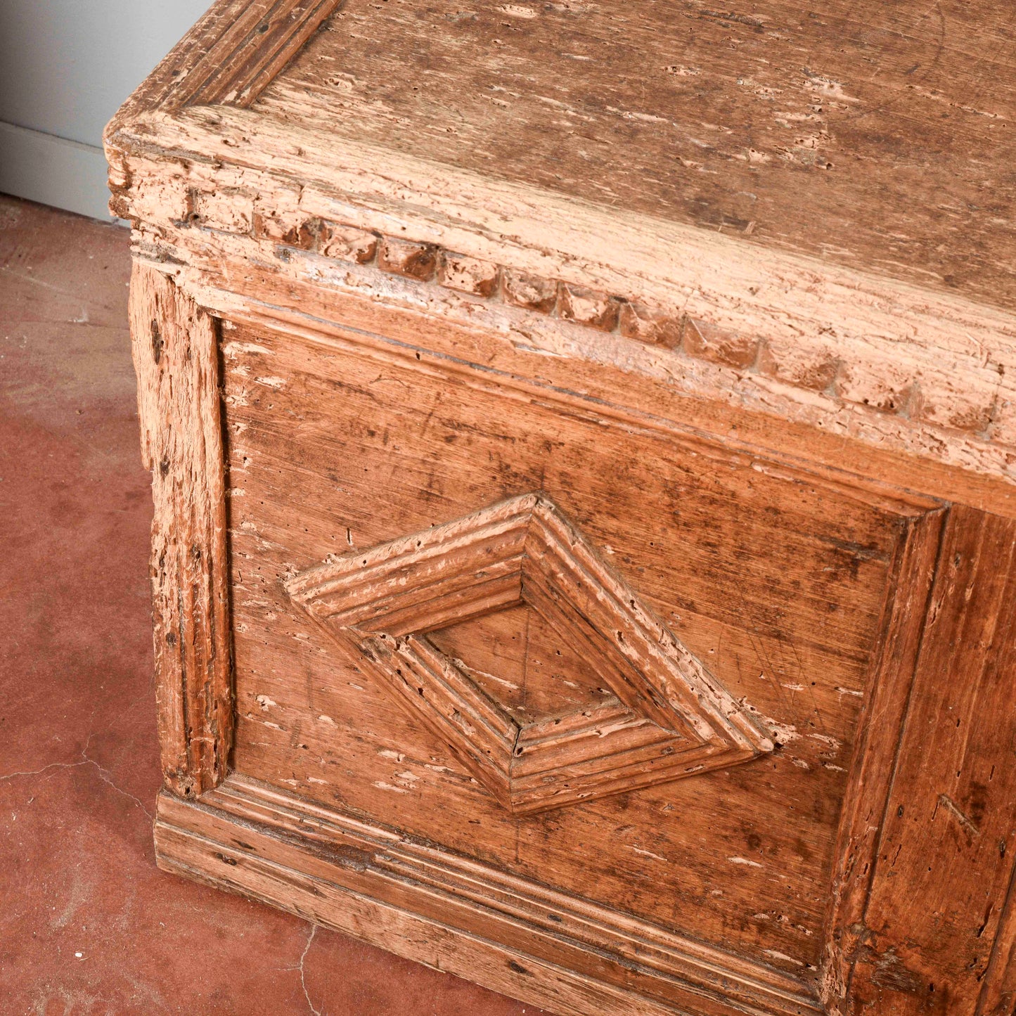 Cassa in abete epoca 500 con cornici a rombo