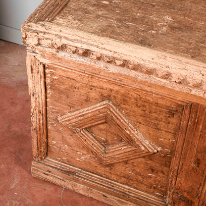 Cassa in abete epoca 500 con cornici a rombo