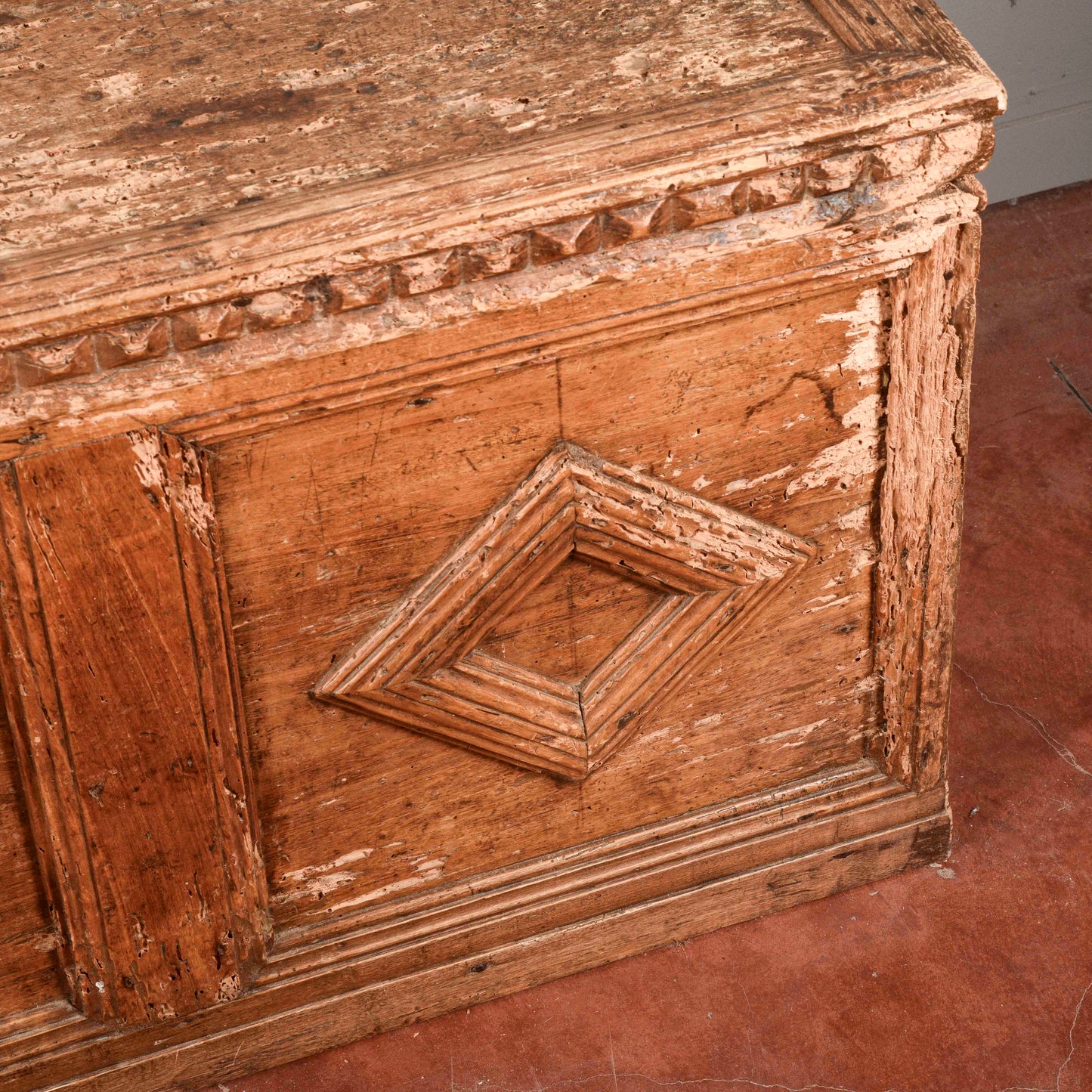 Cassa in abete epoca 500 con cornici a rombo