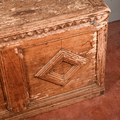 Cassa in abete epoca 500 con cornici a rombo