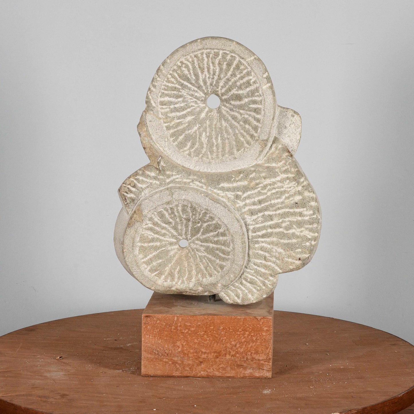 scultura in pietra firmata LB
