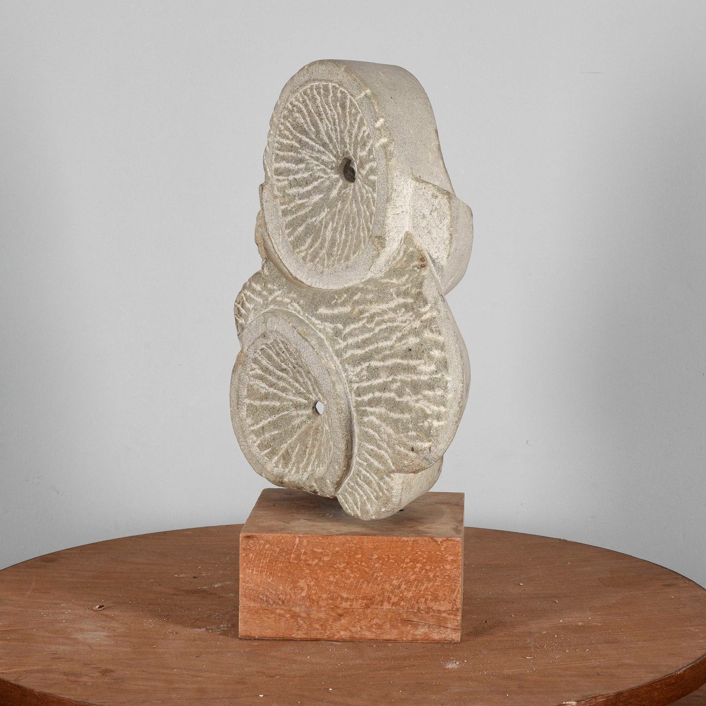 scultura in pietra firmata LB
