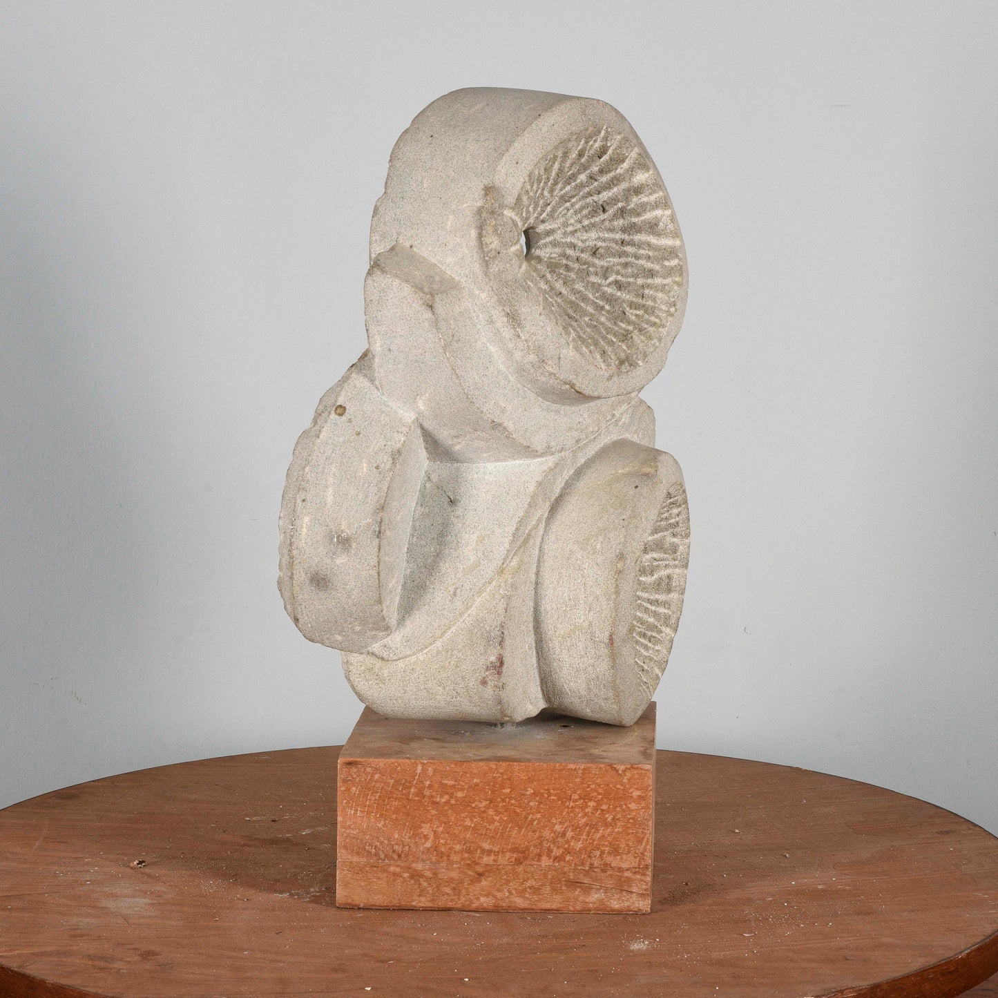 scultura in pietra firmata LB