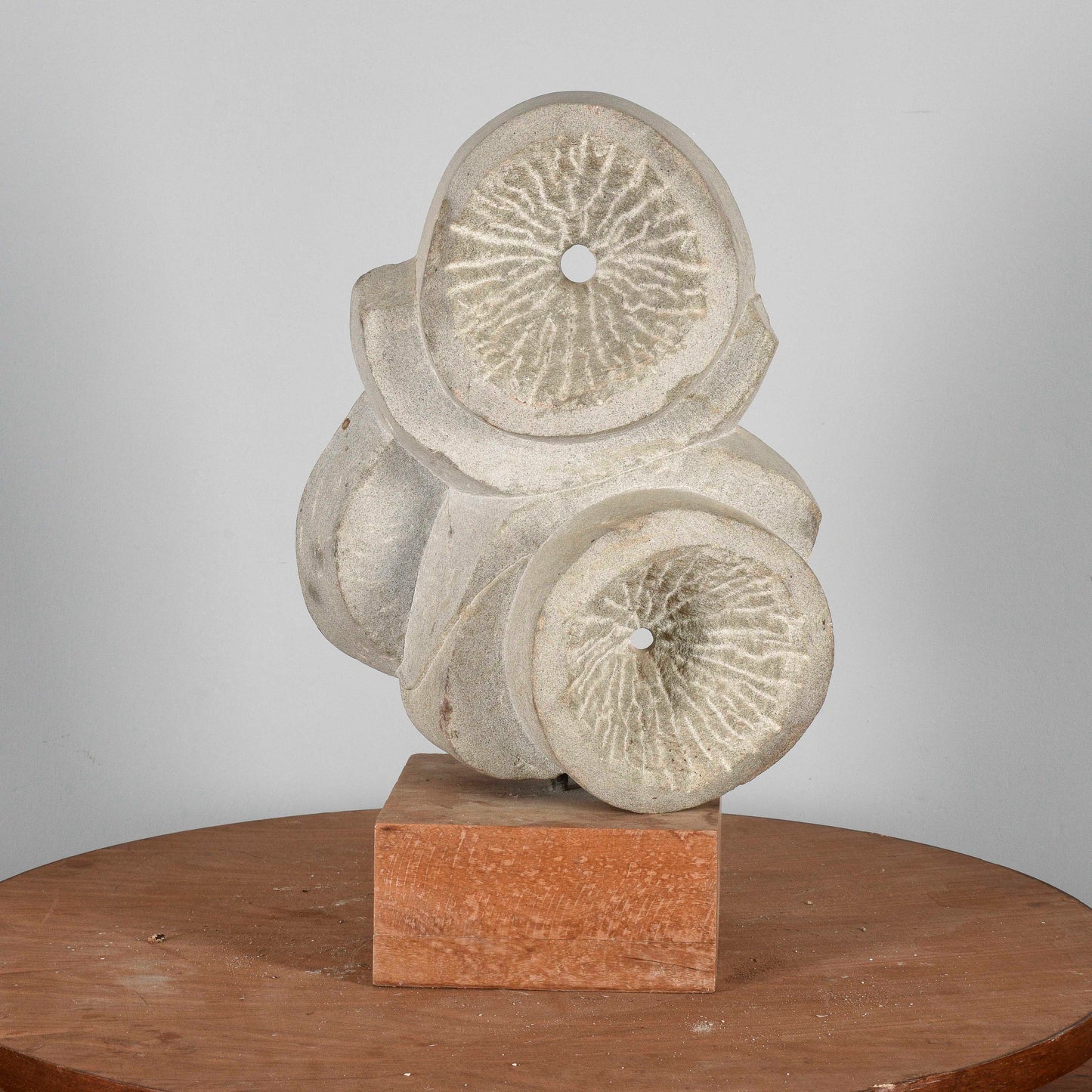 scultura in pietra firmata LB