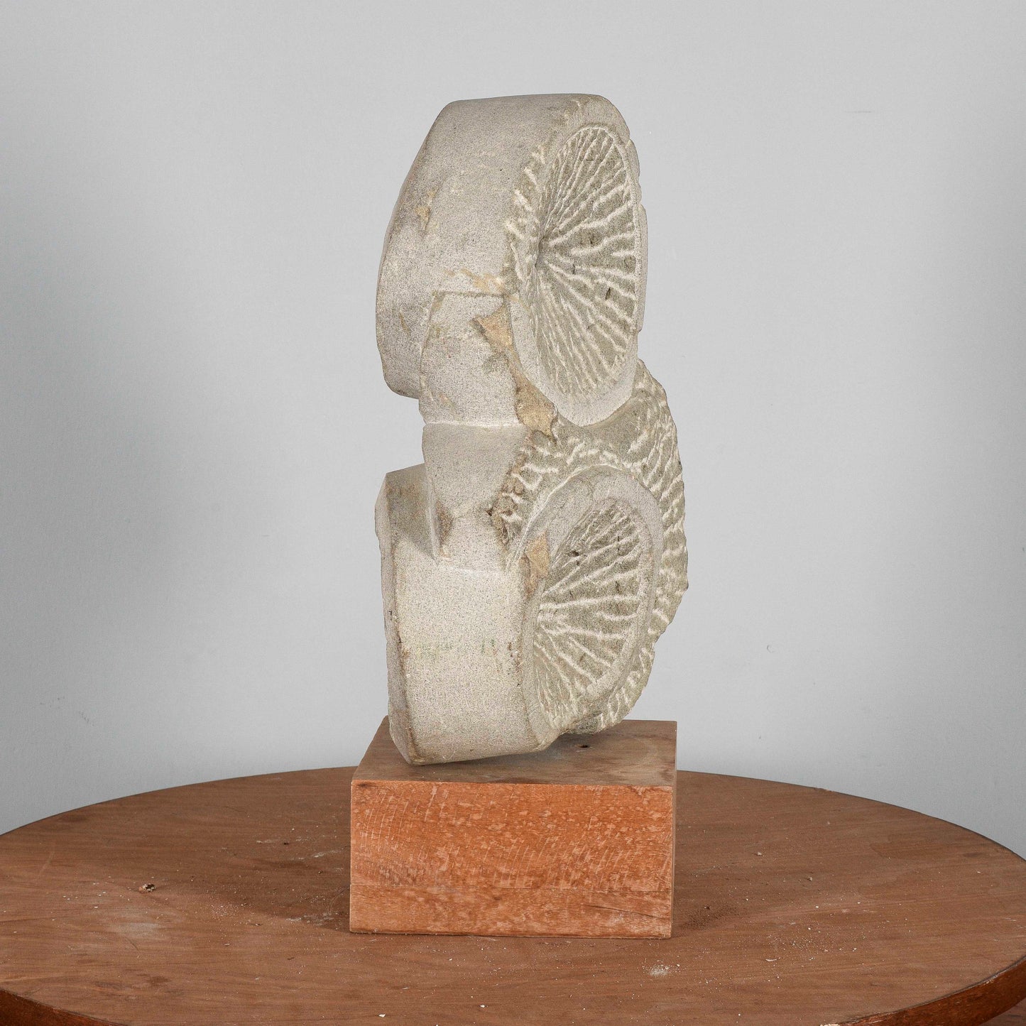 scultura in pietra firmata LB