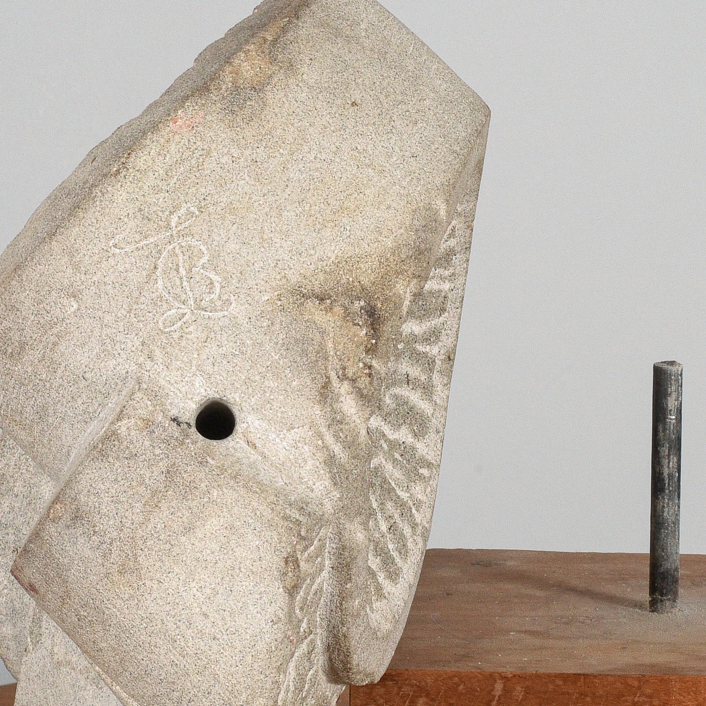 scultura in pietra firmata LB