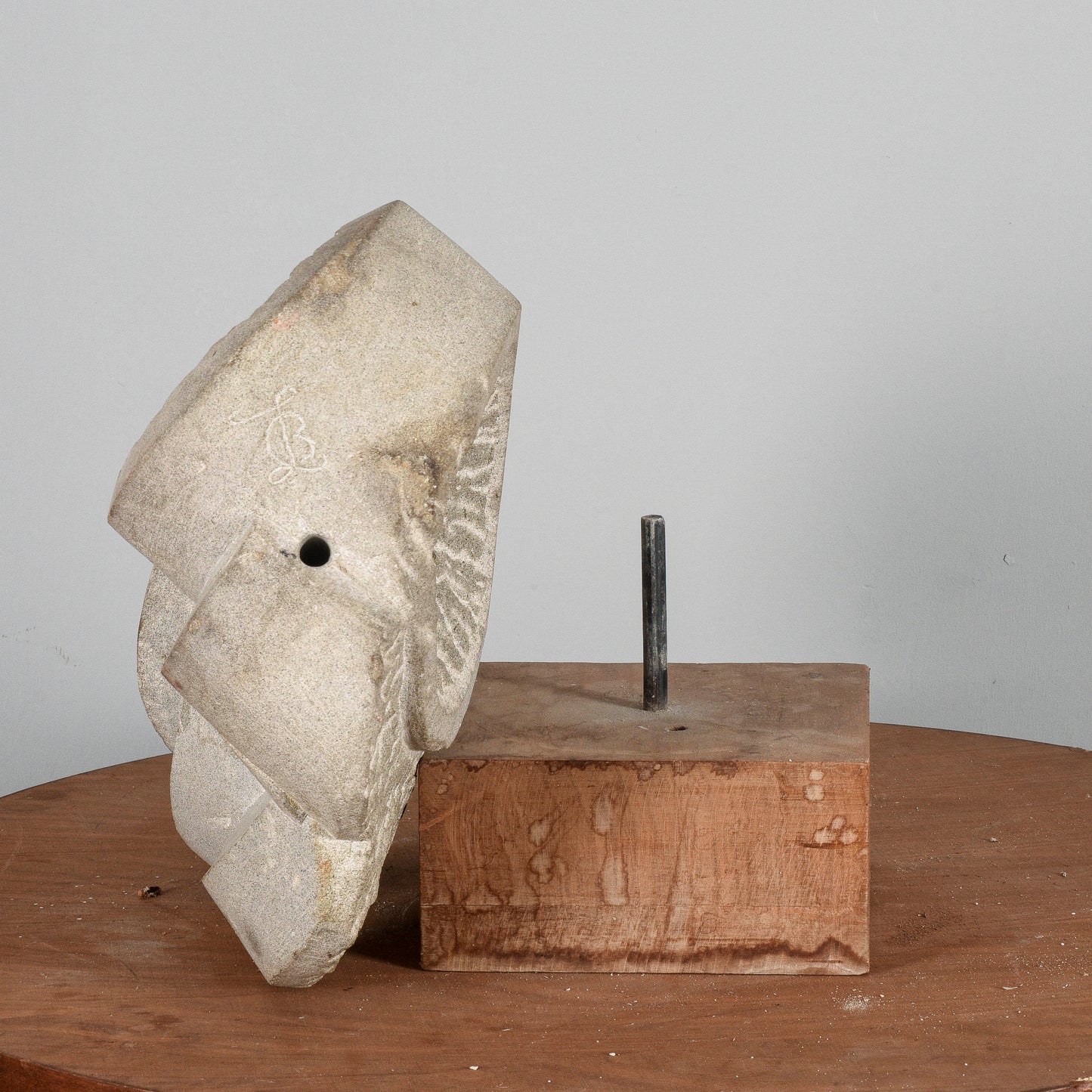 scultura in pietra firmata LB