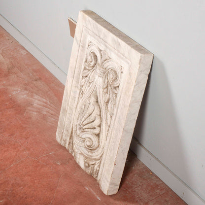Decoro scolpito in pietra di marmo frammento