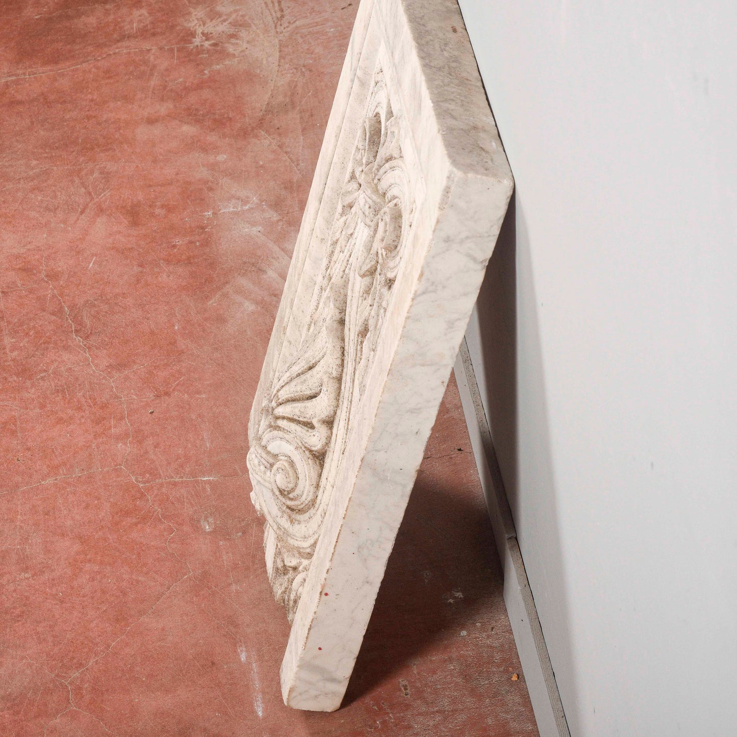Decoro scolpito in pietra di marmo frammento