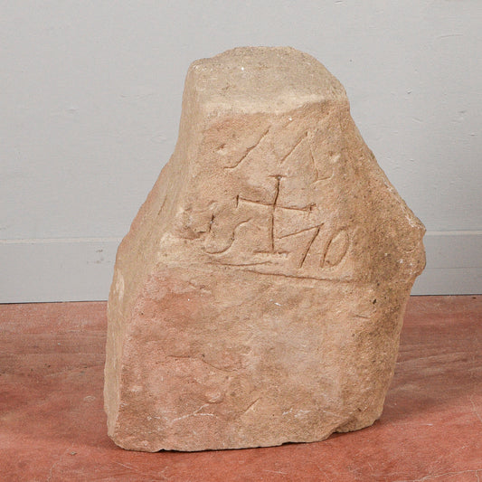 Frammento di pietra con incisioni