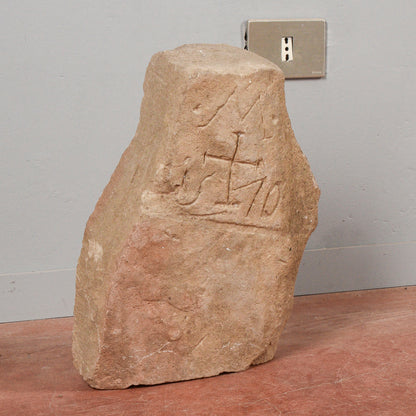 Frammento di pietra con incisioni