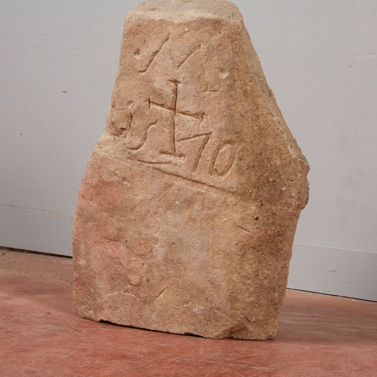 Frammento di pietra con incisioni