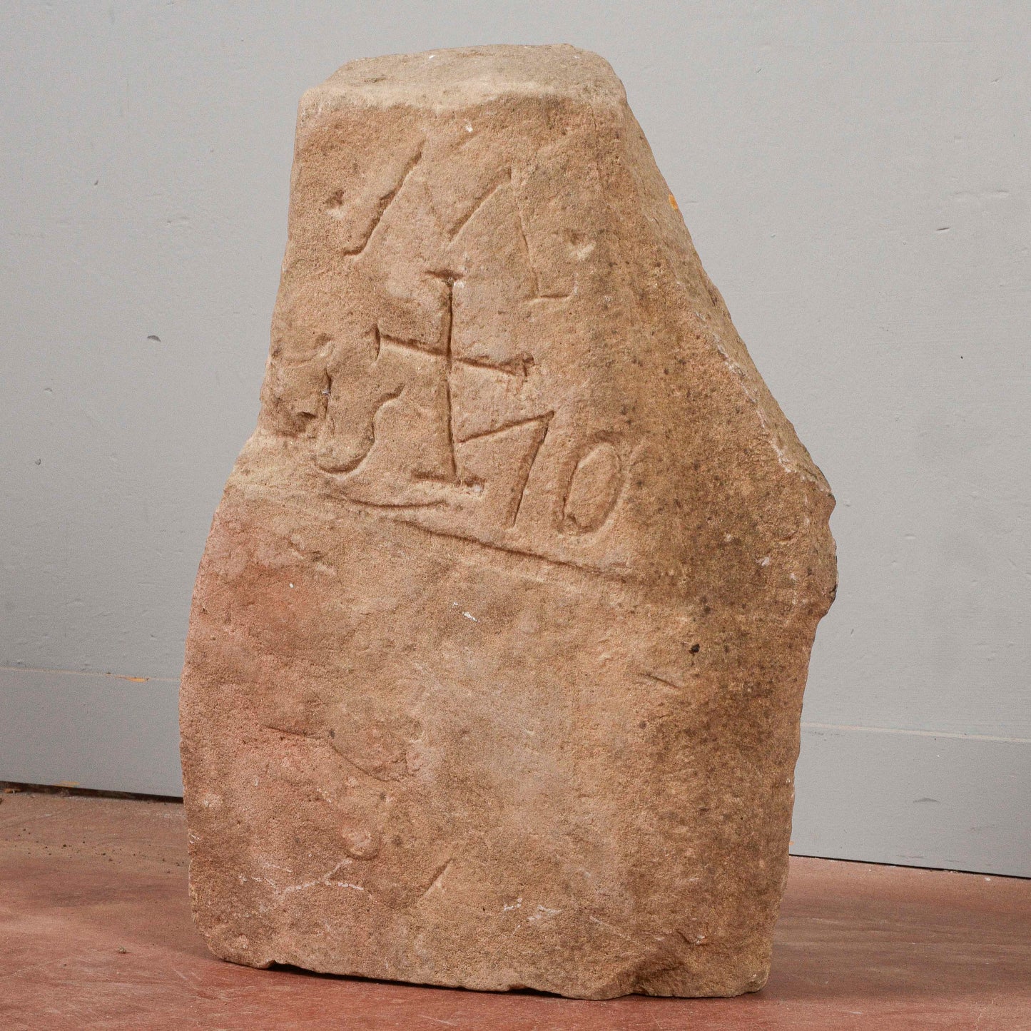 Frammento di pietra con incisioni
