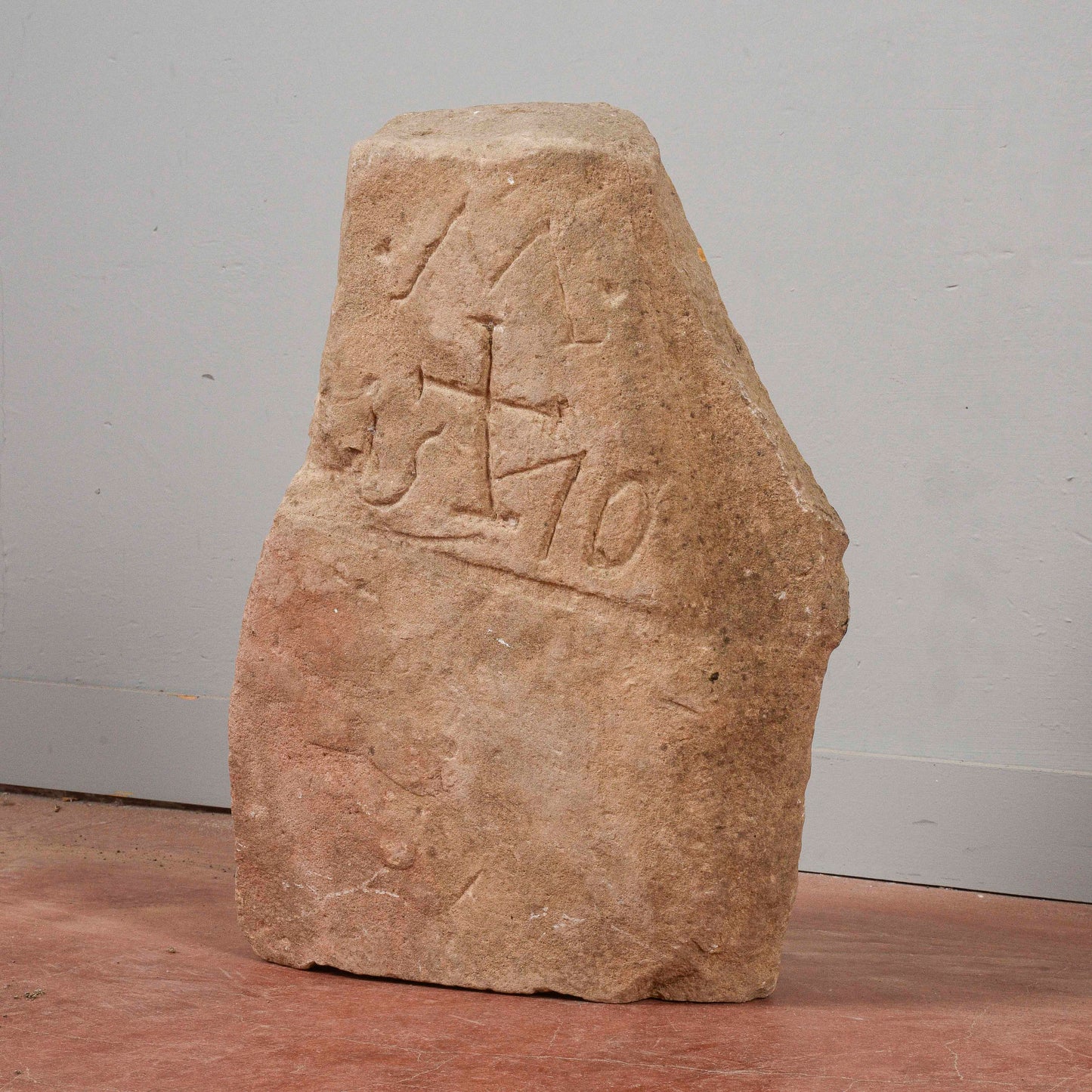 Frammento di pietra con incisioni
