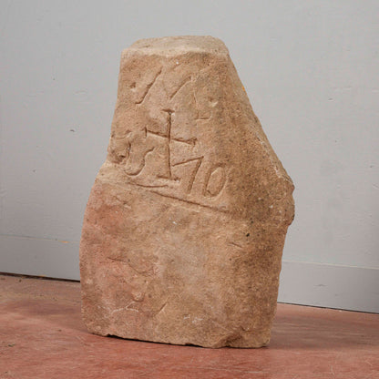 Frammento di pietra con incisioni