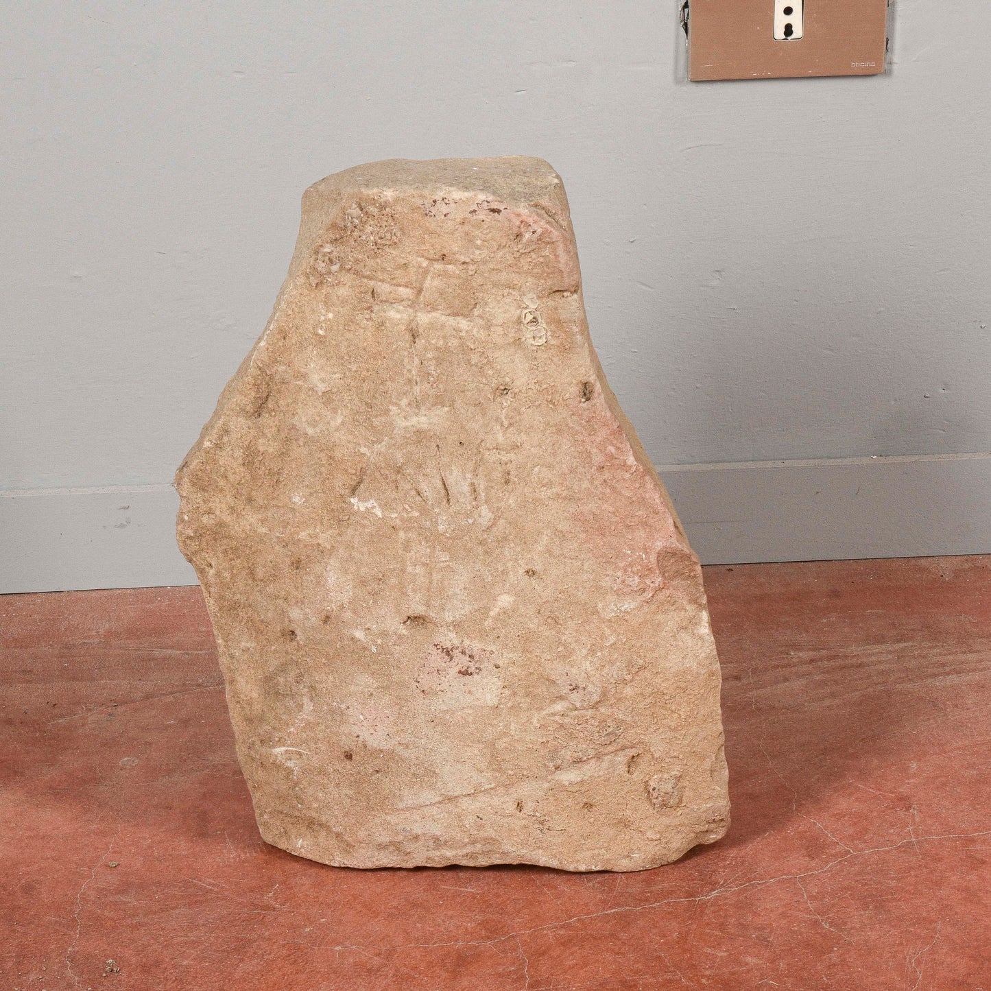 Frammento di pietra con incisioni