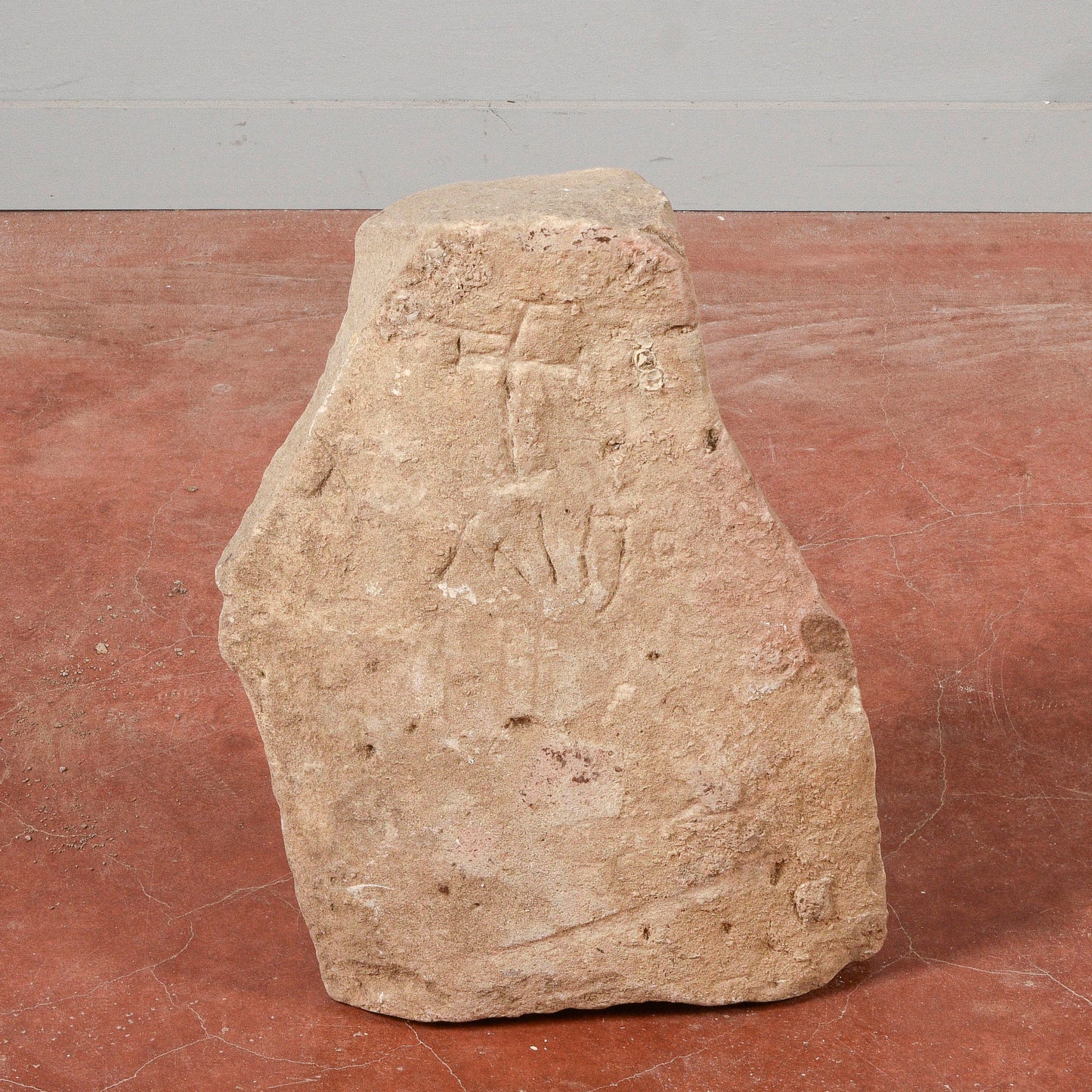 Frammento di pietra con incisioni