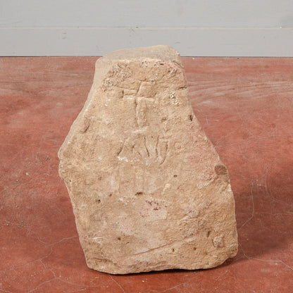 Frammento di pietra con incisioni