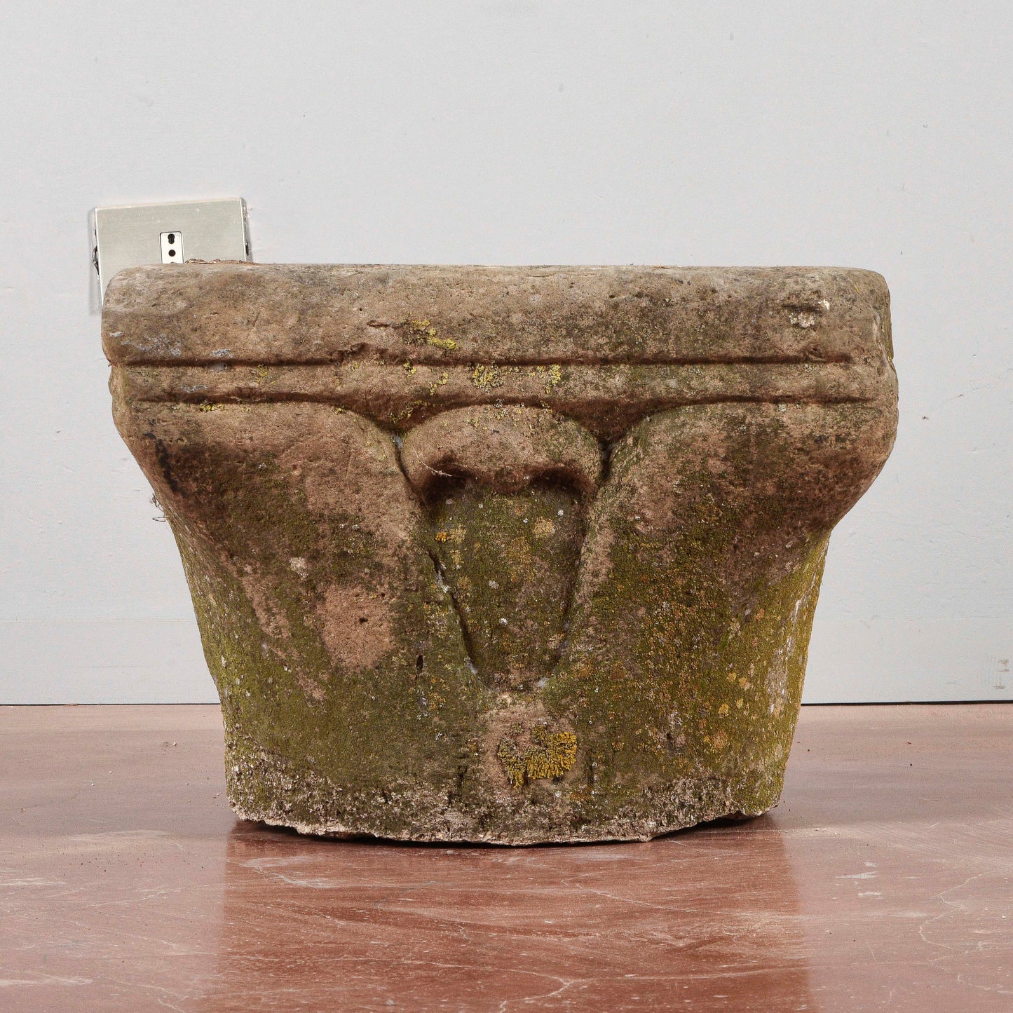 Capitello in pietra e consolidato con cemento