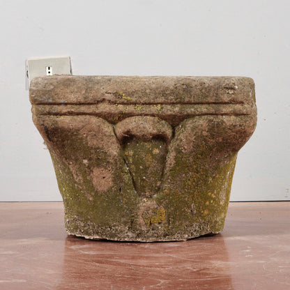 Capitello in pietra e consolidato con cemento