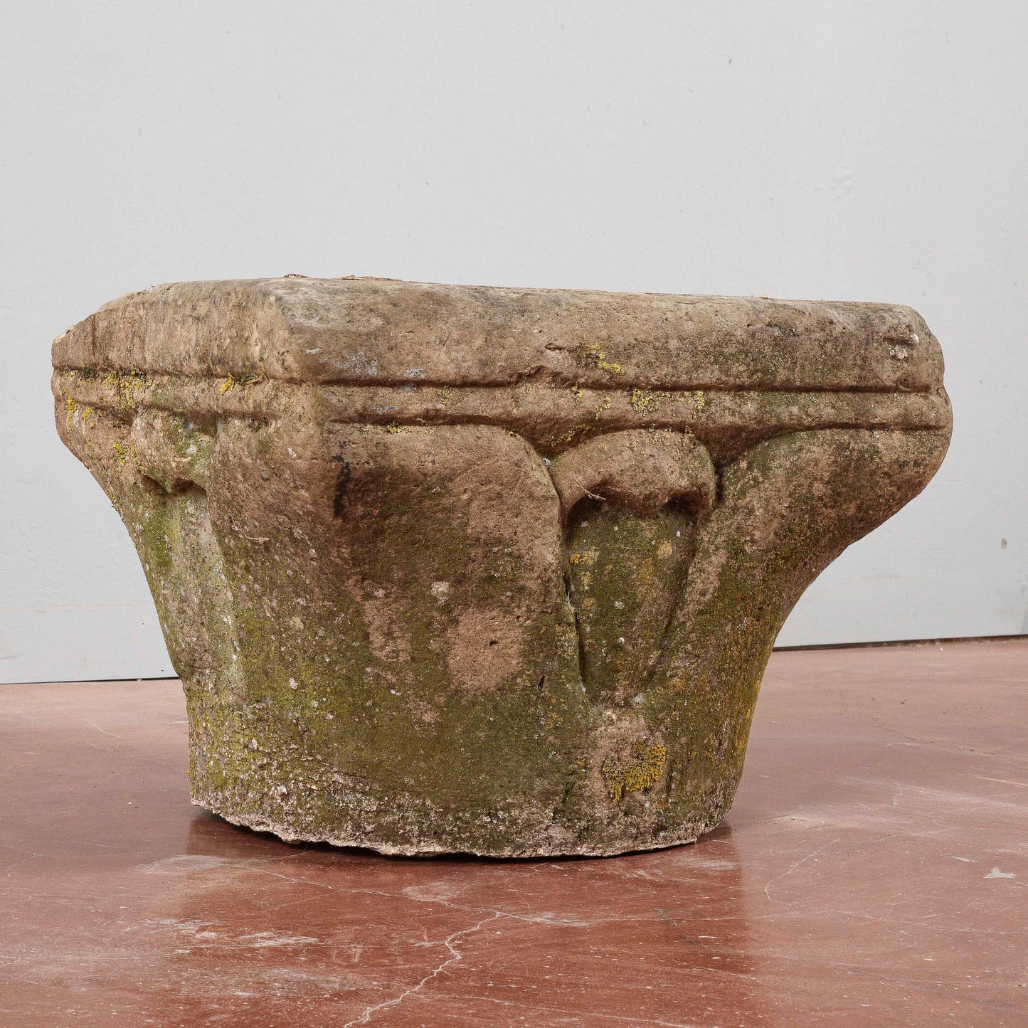 Capitello in pietra e consolidato con cemento
