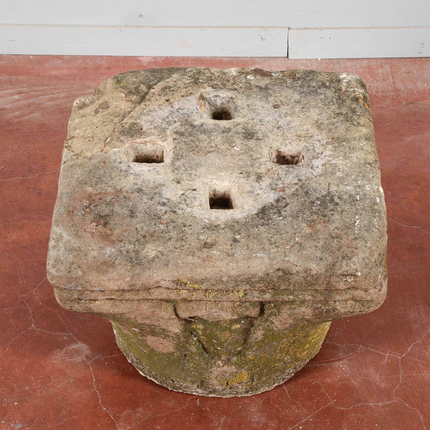 Capitello in pietra e consolidato con cemento
