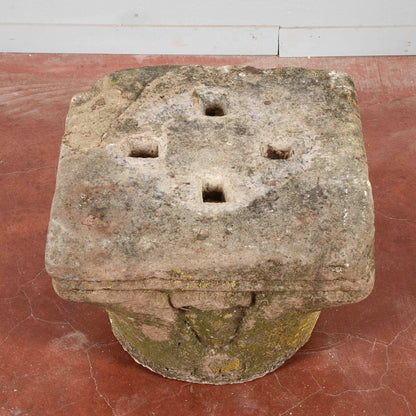 Capitello in pietra e consolidato con cemento