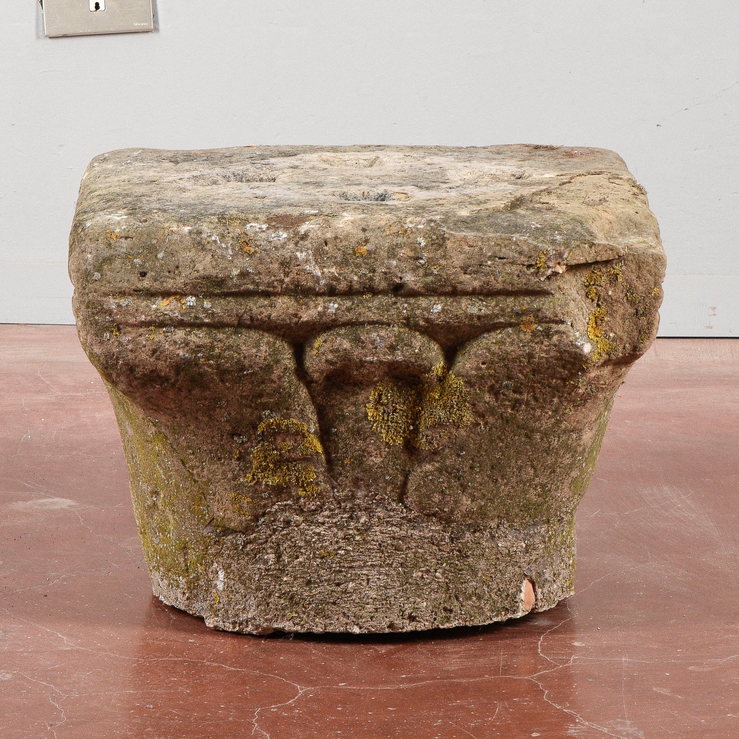 Capitello in pietra e consolidato con cemento